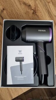 Skladací sušič vlasov značky Tesla.
