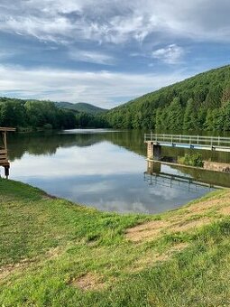 Záhradná chatka pri priehrade