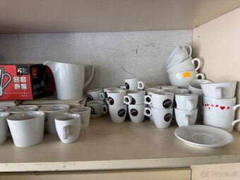 Hrnčeky, šálky, podšálky a taniere – 1,50 €/kus