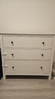 HEMNES
Komoda s 3 zásuvkami, bielo morené, 108x96 cm