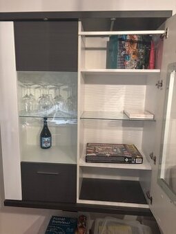 Bielo - sivá obývacia stena - skrinky