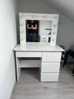 Kozmetický stolík