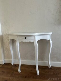 Konzolový stolík