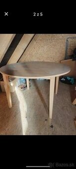 Kuchynský stôl a stoličky.