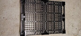 Predám plastové palety 80 x 60 CM . 16 kusov.