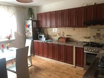 Veľký dom vhodný ako ubytovňa 30 minút od Bratislavy.