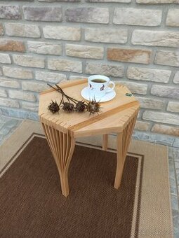 Kávový stolík s lamelovými nohami