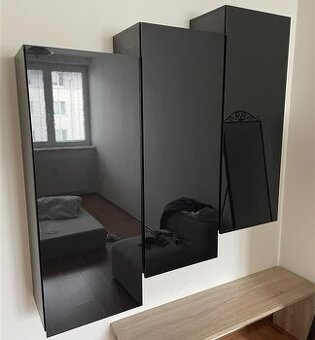 Tri krasne zavesne skrinky v ciernej farbe