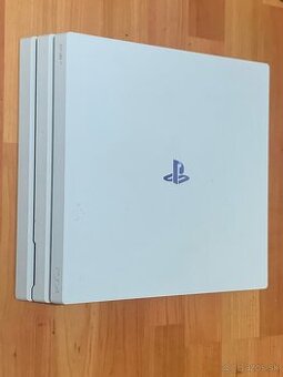 Predám Sony PS4 PRO 1TB White stav novej  konzoly Bez Známok