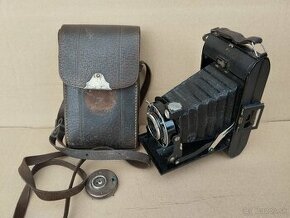 Starý měchový fotoaparát s pouzdrem.