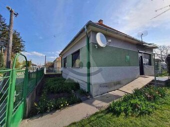3 izbový rodinný dom s vedľajšími budovami v Sokolciach