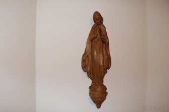 Marie – zašlapává pohany (had)  soška   dřevo (225D)