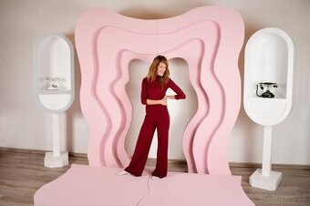 Drevené rekvizity, paravany a pódia.
