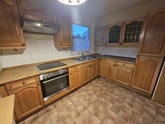 Masívna kuchynská linka z Nemecka so spotrebičmi