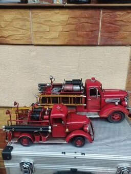 Staré plechové autíčka,busta,staré hračky, koreničky,hodiny