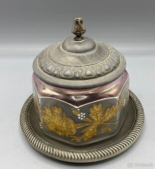 Sklenená dóza s kovovým tanierikom