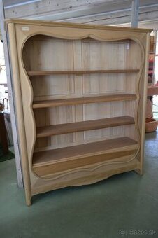 knihovna so zasuvkou