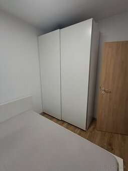 Biela šatníkov skriňa s posuvnými dverami - 1