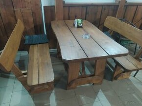 Masívne drevené stoly a lavice