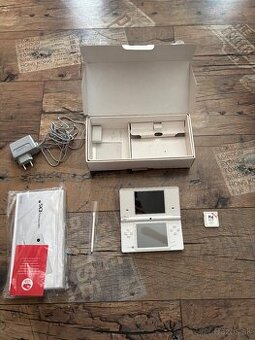 Nintendo DSI komplet balenie + r4 karta + 32gb sd karta