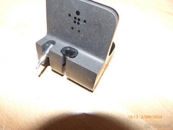 bezdotykova nabijacka napajana z audio vystupou pre sluchadl