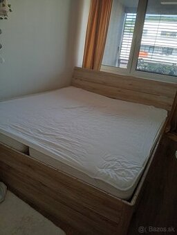 Manzelska postel s matracmi