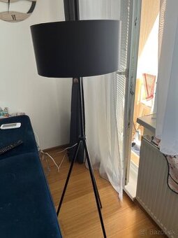 Čierna vysoká lampa