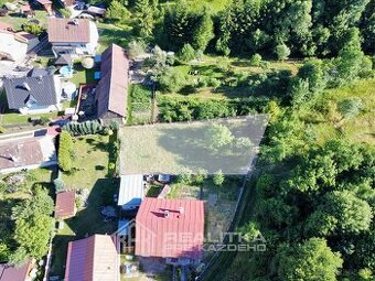Pekný stavebný pozemok v Nesluši s projektom