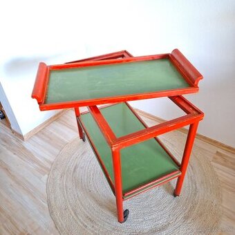 Servírovací stolík