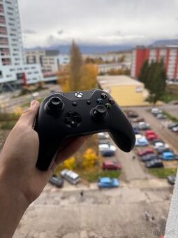 🎮 Predám originálny bezdrôtový ovládač Xbox One – čierny