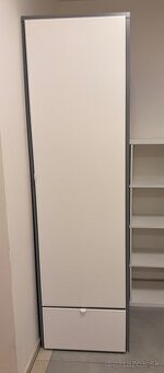 IKEA skrina VISTHUS Skriňa, sivá/biela, 63x59x216 cm