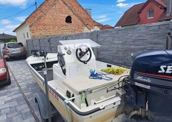 Motorový čln s prívesným vozíkom