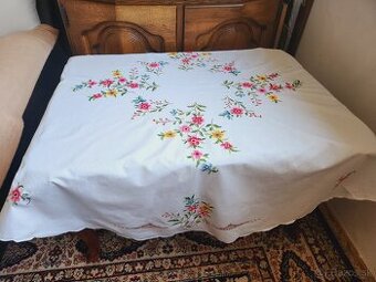 Krásny biely kruh posiaty kvetmi modré, žlté a ružové 140 - 1