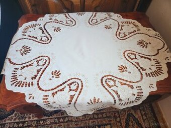 Krásny maslový obrus zdobený rischelieu výšivkou ruží 80x80