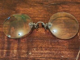 Staré okuliare na nos