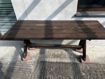 Drevený záhradný stôl