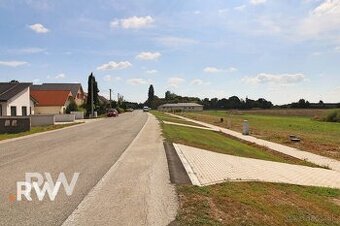 VLČKOVCE - nová štvrť - pozemok 700 m2 - všetky IS