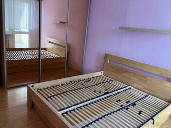 Postel z masívneho buku