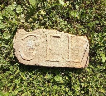 staré značené tehly