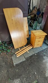 Darujem drevený písací stôl