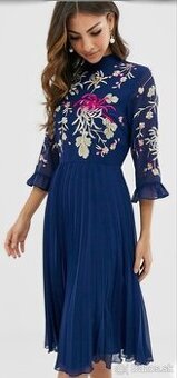 Skladané vyšívané midi šaty ASOS DESIGN v námorníckej farbe