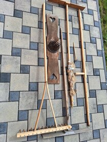 riad, záhr. náradie, hrable, kúdele, česák, drevorezby, búda