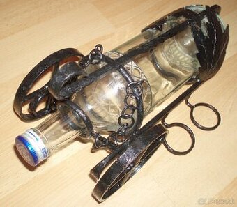 fľašu ( 0,7 l ) osadenú v kovovom podstavci