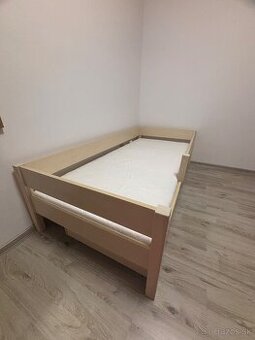 Drevená posteľ