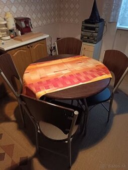 Kuchinski stol stolickami