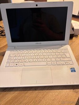 nefunkčný ASUS X200CA - 1