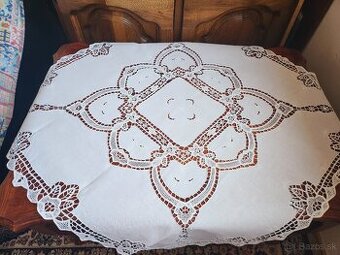 Krásny biely obrus zdobený bohatou ručne šitou krajkou 87x87