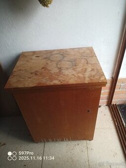 Skrinkový elektrický šijací stroj