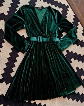 Nadherne smaragdove zamatove saty s opaskom top stav