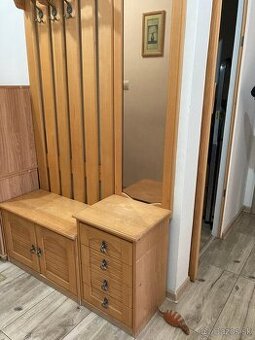 Vesiak,skrinky,zrkadlo na chodbu - MASIV